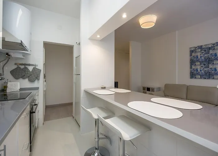 Lovely & Modern In The Center Apartment