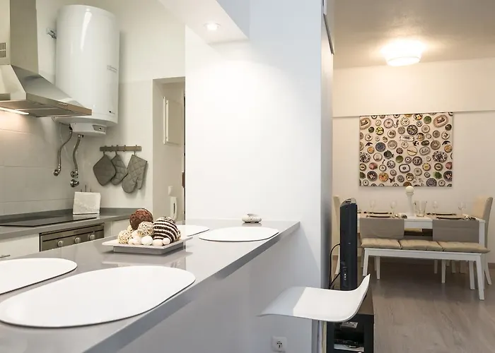 Lovely & Modern In The Center Apartment *